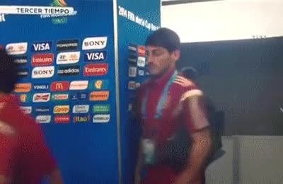 fail,chocarse,futbol,selecci&oacute;n,portero,iker casillas,no dar una,m&aacute;s atenci&oacute;n