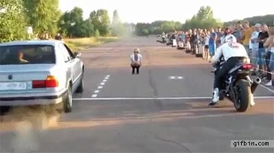 rubia,carrera,bmw,coche,salida,arrancada,fail,moto,motorista