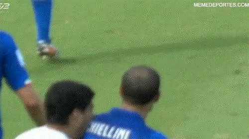 Luis Suárez se vuelve loco y muerde a Chiellini en pleno partido futbol,Uruguay,Mundial2014,Mordisco,morder,luis Suarez,Italia,Chiellini