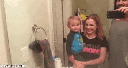 ni&ntilde;o,levantar,cejas,reir,gracioso