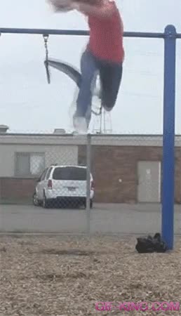 fail,perder equilibrio,saltar,columpio,golpe,caida,al suelo,wasted