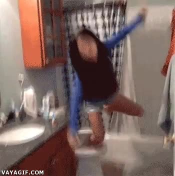 fail,resbalar,retrete,inodoro,w.c.,golpe,mijer,asiatica,chica,caida