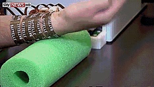 emocionante,mover,movimiento,brazo,controlar,chip,implantado,enchufado al ordenador,cuadraplejico