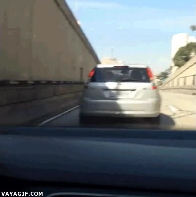 fail,salir rebotado,caer,patada,coche,motorista,moto,carretera,karma