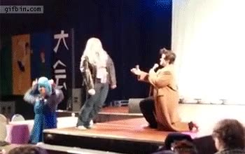 desmayarse,proposicion,matrimonio,friki,escenario,se&ntilde;or con batamanta,desmayo