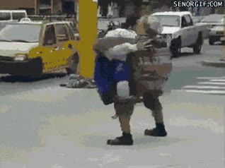 parecían dos bajitos,bailar,calle,semaforo,un solo hombre