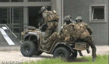 fail,al suelo,caer,esposado,prisionero,ejercito,soldados,transporte,quad