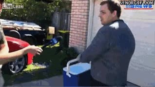 mojar,agua,nevera,no grabar,entrevista,reportera,empapada