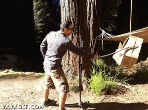 ¿No tienes dinero para una piñata? Pues una caja de cartón con una cuerda y a correr cartón,piñata,palo,cumpleaños,hombre,modo pobre