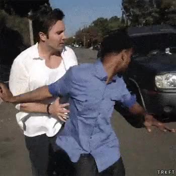 escapar,pedir,reclamar,dinero,prestado,coche,en marcha,subir,huir