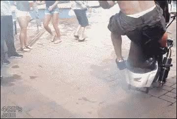 fail,caer,tontaco,ba&ntilde;ar,lanzar,piscina,tonto,motocicleta