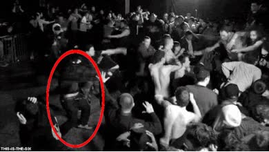 wtf,pelear,golpes al aire,girar,igual un fantasma karateka le est&aacute; dando lo suyo,mosh pit