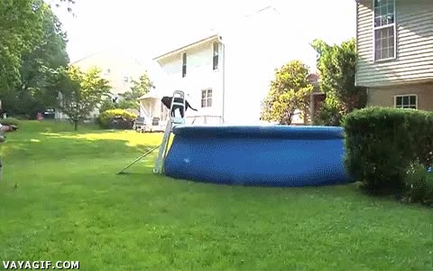 ex,chica,pinchar,vaciar,saltar,romper,piscina,combate,disparar