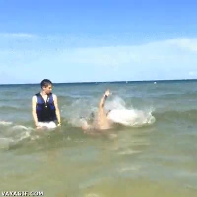 dejar escapar a uno,arrastrar,tragar,agua,mar,para matarlo luego