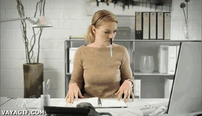 muy distraida o muy concentrada,meter,nariz,boligrafo,oficinista,oficina