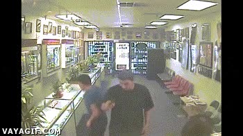 torpe,atraco,a mano armada,cara descubierta,pistola,arma,apuntar,tontaco,movil,fail