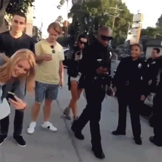 de pie,perro,policias,mujeres,guay,fotos,pal face,gafas de sol,vestido