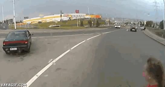 salvarse,atropello,carretera,asaco,cruzar,chica