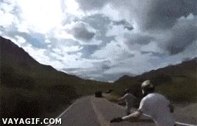 estupidez.extremo,peligro,coches,carretera,skate