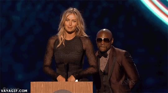 microfono,alta,bajito,entrega de premios,apoyarse