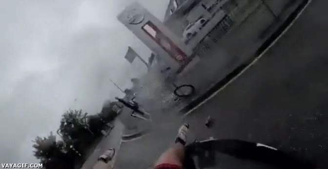 choque,accidente,bicicleta,ciclista,coche,percance,calle,atropellar,salir por los aires