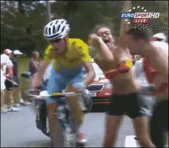 Ciclista,Deporte,Tocar,Golpe,Bicicleta,En este caso una imb&eacute;cil,En medio