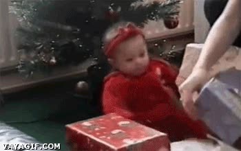 bebe,ni&ntilde;a,abrir regalos,al suelo,caer,de espaldas,a camara lenta