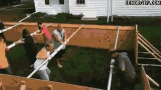 Todos los jardines deberían tener uno de estos futbolín humano,chutar,echarla fuera,divertido