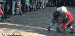 caballeros,lucha medieval,espadas,escudo,casco,niño sacando todo su poder al final
