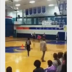 Baloncesto,canasta,salto,fail,ca&iacute;da,rid&iacute;culo,nunca sale bien cuando te miran,cama el&aacute;stica