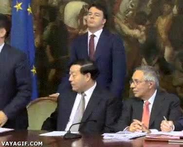 guardaespaldas,seguridad,pol&iacute;ticos,silla,ca&iacute;da,aguantar,caer,sonrisa del deber cumplido