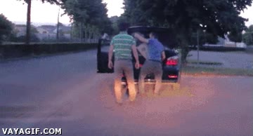 saco de boxeo,accidente,choque,pelea,desahogarse,pegar,maletero