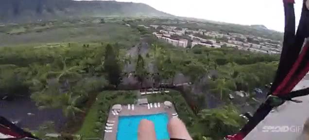 parapente,paracaidista,entre edificios,mucha velocidad,jugarsela,temerario