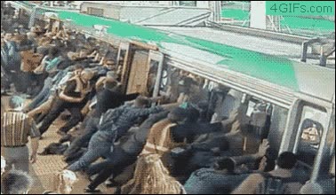 personas,moviendo,un metro,atrapado,gente,ayudar,empujar,tren,pierna,caer