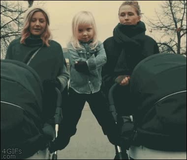 niña,abrirse de piernas,split,carritos,rubia,madre,van damme