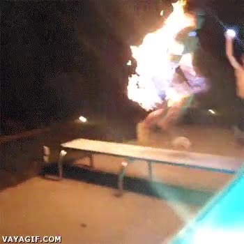 prenderse fuego,saltar,piscina,trampolin,incendiado