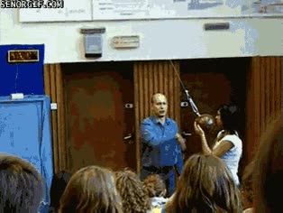 Puedes fiarte al 100% de las leyes de la física, siempre que no te muevas chica,tonta,moverse,profesor,clase,universidad,bola,pendulo,en la boca