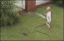 jardinero,manguera,agua,moverse,bebe,ni&ntilde;o,flipando