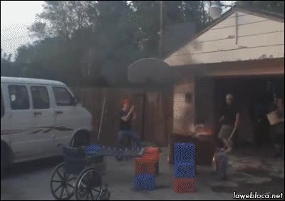 tienen la silla de ruedas preparada por lo que pueda pasar,cama elástica,cajas,furgoneta,colgao,fuego