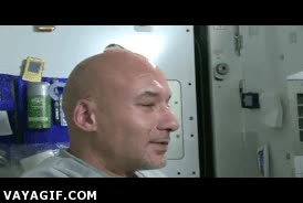 Parece el capitán Picard de Star Trek,calvo,agua,gravedad,lavar,estacion espacial internacional