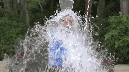 challenge,reto,cubo de agua vestido,mojarse,bill gates,causas beneficas