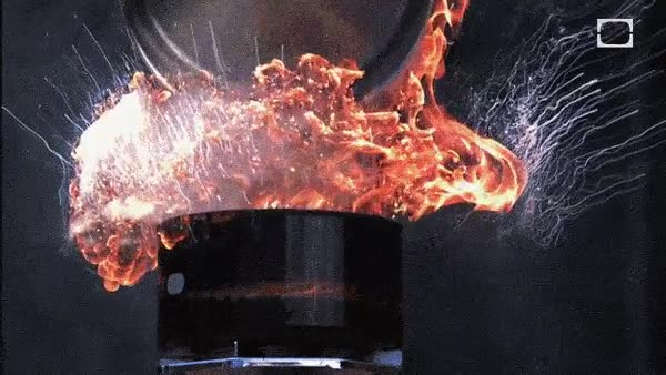 Esto es lo que sucede si tiras agua en una olla con grasa hirviendo hervir,grasa,grease,aceite,agua,fuego,explosión,diooooos