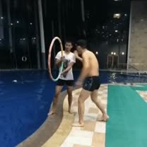 agua,troll,trolleada,amigo,empujar,hop,hula,aro,piscina