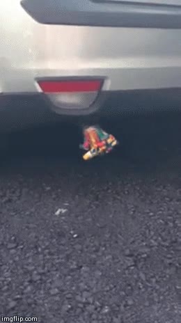 Esta fiesta será muy loca cuando hasta los coches lo celebran matasuegras,tubo de escape,coche