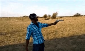 aguanta fuerte hombre,retroceso,apuntar,disparar,pistola,magnum