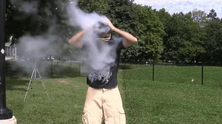 ¿Un cubo de agua helada? ¿Por qué no llevarlo más allá y echarse nitrógeno líquido por encima? ice bucket challenge,cubo,nitrogeno liquido,loco,frío extremo