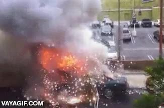 bombero,coche,explosion,explotar,vaya parece que ha explotado,impasible,bien puestos