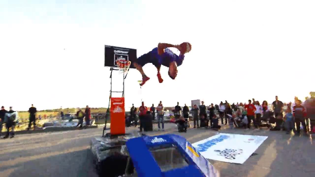 increible,mate,dunk,cama elastica,trampol&iacute;n,backflip,mortal hacia atr&aacute;s,camara lenta