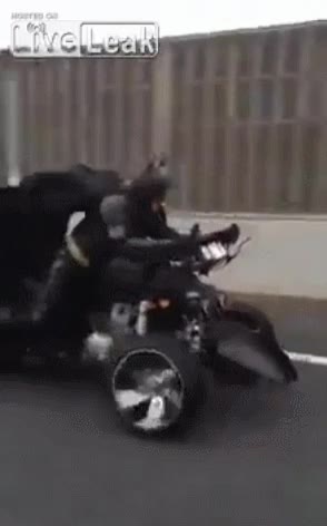 batman,batmoto,autopista,adelantar,coche