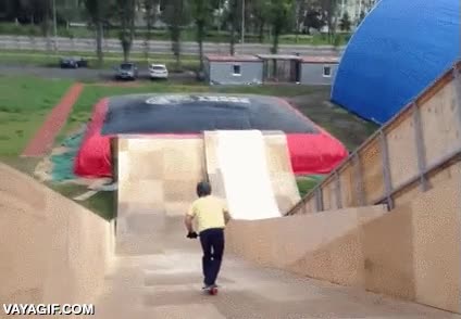 patinete,caer fuera,bad luck patinete,salir,colchoneta,seguridad,al menos lleva casco